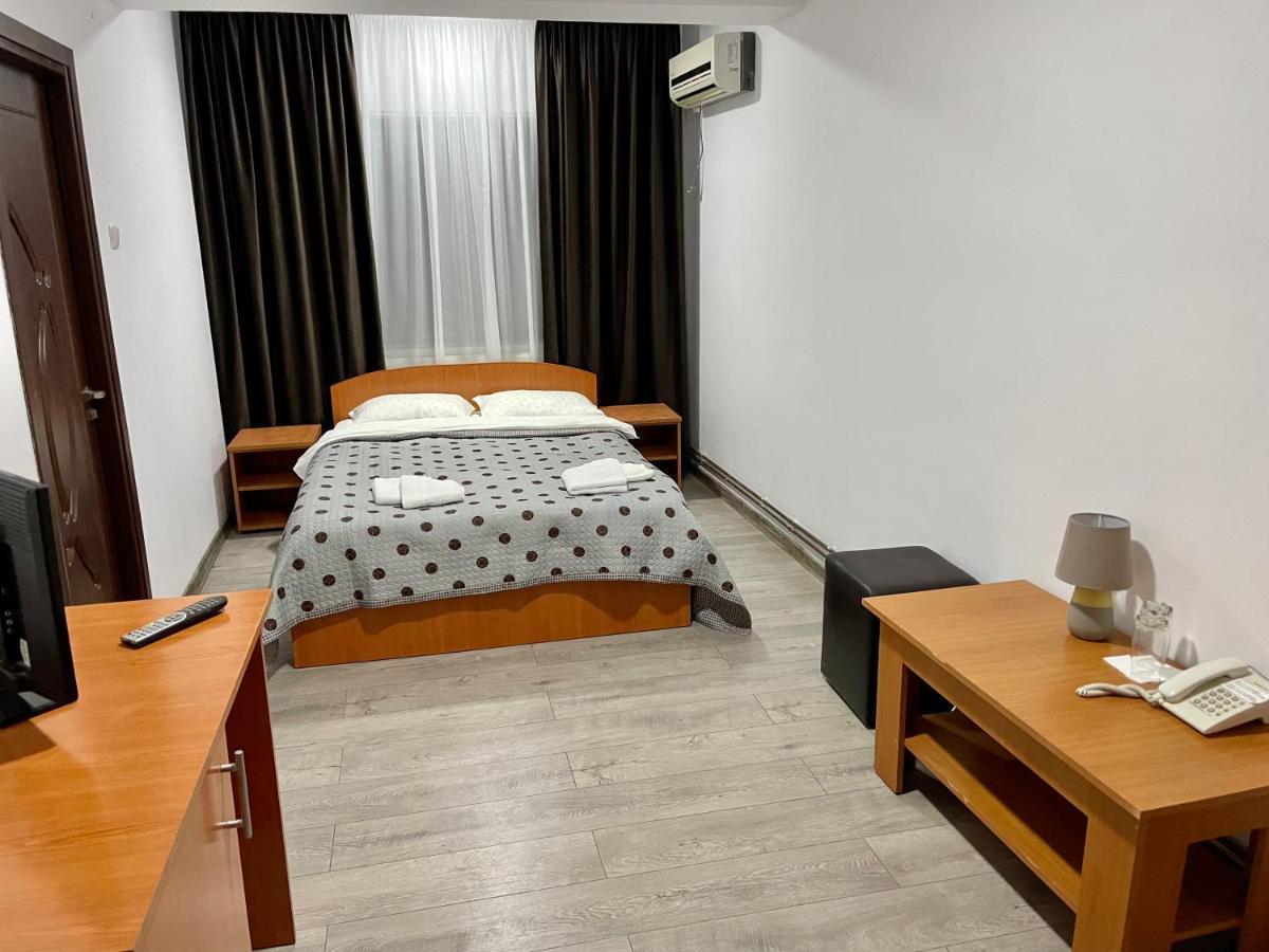 Hotel Tata Si Fii Bechet Extérieur photo